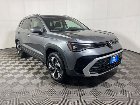 Used 2025 Volkswagen Taos SE AWD/4WD image 2