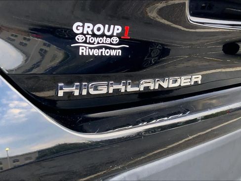 Used 2022 Toyota Highlander XLE AWD/4WD image 30