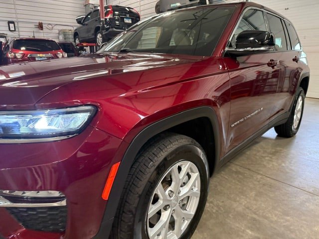 Used 2023 Jeep Grand Cherokee Limited AWD/4WD image 39