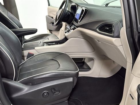 Used 2022 Chrysler Pacifica Limited image 19