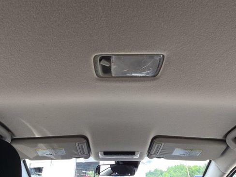 Used 2025 Nissan Versa SV FWD image 33
