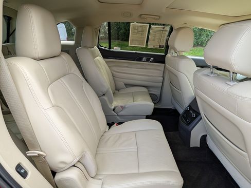 Used 2018 Lincoln MKT AWD image 32