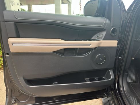 Used 2024 Ford Expedition Limited AWD/4WD image 2