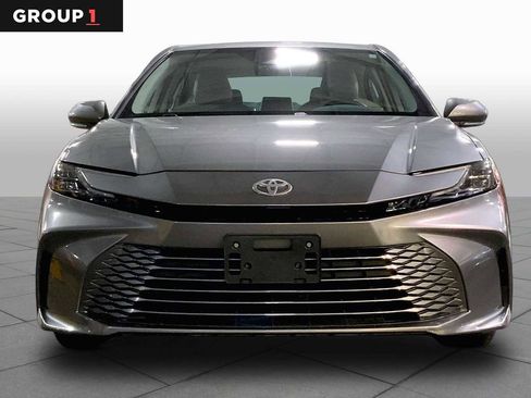 Used 2025 Toyota Camry XLE AWD/4WD image 4
