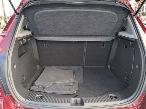 Used 2022 Chevrolet Trax LT w/ LT Convenience Package image 12