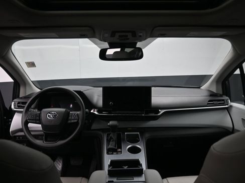 Used 2025 Toyota Sienna LE w/ LE Plus Package image 28