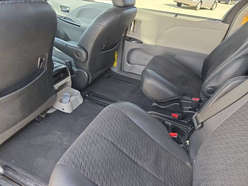 Used 2013 Toyota Sienna SE FWD image 11