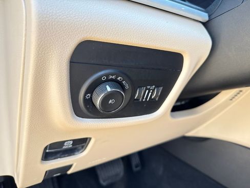 Used 2023 Jeep Grand Cherokee Limited w/ Luxury Tech Group II AWD/4WD image 15