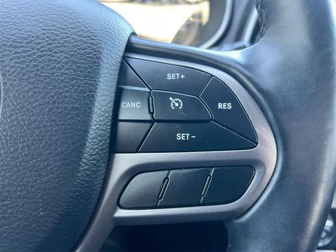 Used 2020 Jeep Cherokee Limited image 24