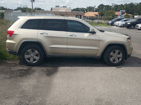 Used 2011 Jeep Grand Cherokee Laredo RWD image 3