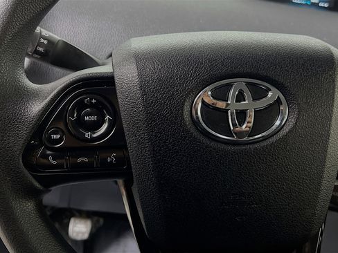 Used 2022 Toyota Prius LE image 18
