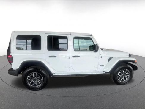 Used 2025 Jeep Wrangler Unlimited Sahara AWD/4WD image 15