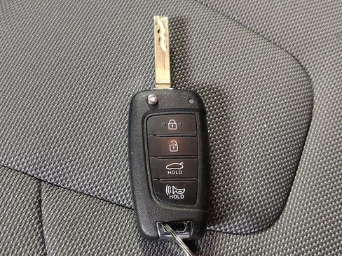 Used 2024 Hyundai Elantra SE image 32