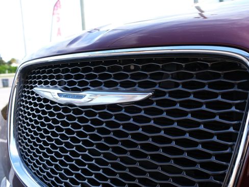 Used 2015 Chrysler 300 C image 9