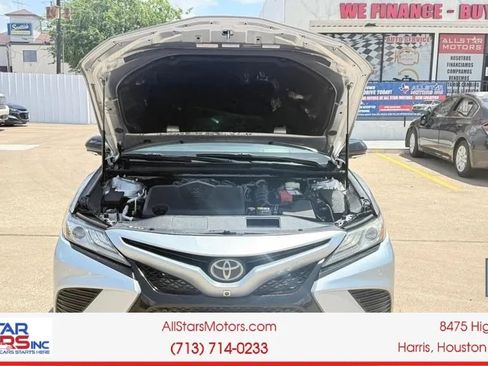 Used 2018 Toyota Camry XLE FWD image 11