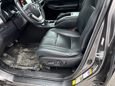 Used 2017 Toyota Highlander SE image 10