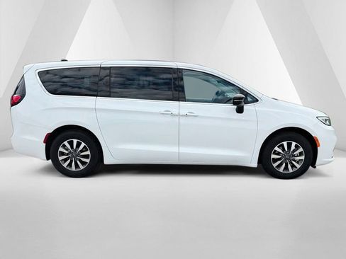 Used 2024 Chrysler Pacifica Limited FWD image 8
