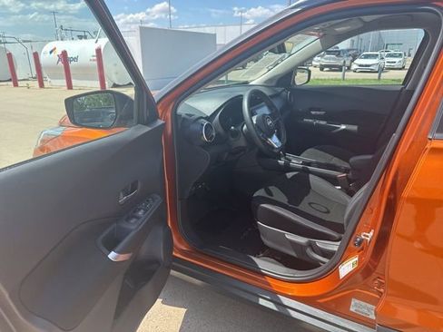 Used 2024 Nissan Kicks SV w/ Interior Electronics Package FWD image 18