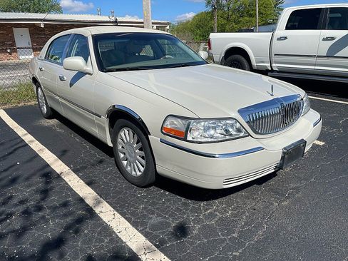 Used 2005 Lincoln Town Car Signature RWD image 3