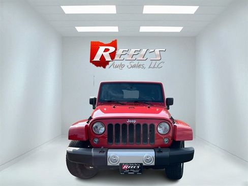 Used 2014 Jeep Wrangler Unlimited Sahara w/ Connectivity Group AWD/4WD image 3