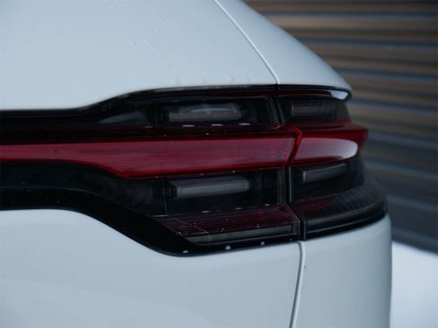 Certified 2025 Porsche Macan image 8