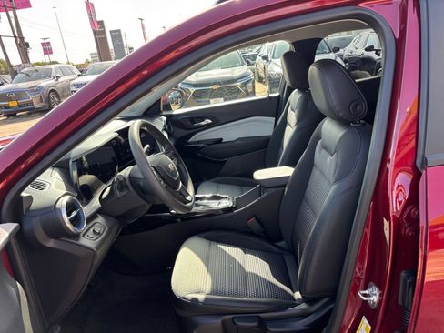 Used 2025 Chevrolet Trax LT FWD image 25