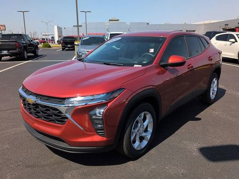 Used 2024 Chevrolet Trax LS w/ LS Convenience Package FWD image 3