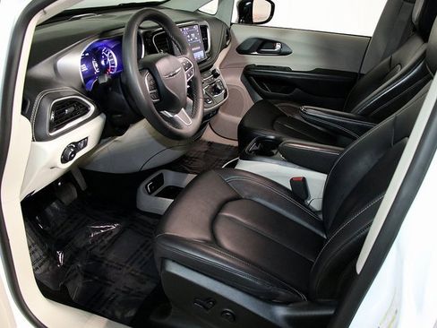 Used 2024 Chrysler Pacifica Select image 13