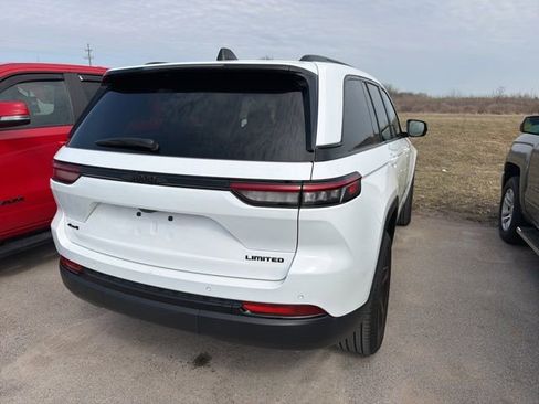 Used 2024 Jeep Grand Cherokee Limited w/ Black Appearance Package image 12