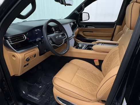 Used 2025 Jeep Grand Wagoneer Series III w/ Rear Seat Video Group 1 AWD/4WD image 18