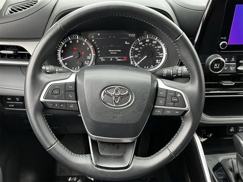 Used 2024 Toyota Highlander LE image 11