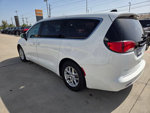 Used 2023 Chrysler Voyager LX FWD image 5
