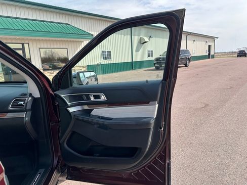 Used 2018 Ford Explorer Platinum image 30