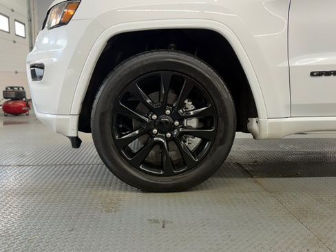 Used 2018 Jeep Grand Cherokee Altitude AWD/4WD image 13