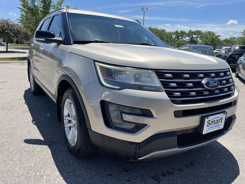 Used 2017 Ford Explorer XLT w/ Equipment Group 201A FWD image 3