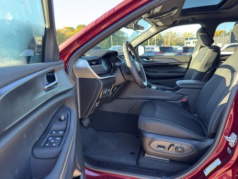 New 2025 Jeep Grand Cherokee L Laredo w/ Luxury Tech Group I image 11