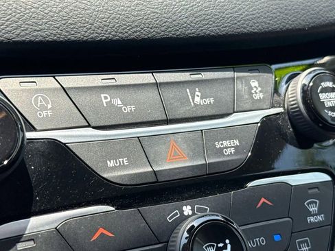 Used 2023 Chrysler Pacifica Touring-L FWD image 30
