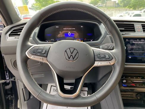 Used 2024 Volkswagen Tiguan SE w/ Panoramic Sunroof Package FWD image 12