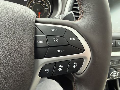 Used 2018 Jeep Cherokee Overland w/ Technology Group image 21