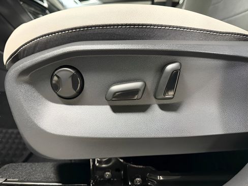 Used 2025 Volkswagen Taos SE image 18