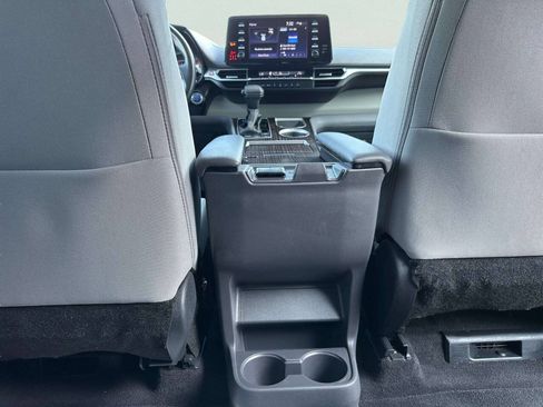 Used 2023 Toyota Sienna LE FWD image 36