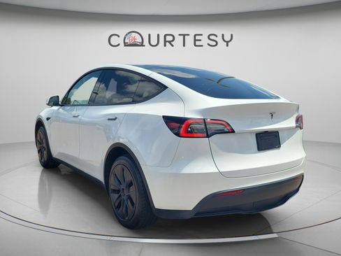 Used 2024 Tesla Model Y Long Range RWD image 2