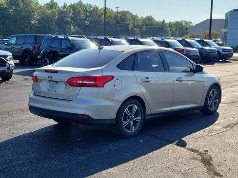 Used 2018 Ford Focus SE w/ SE Appearance Package FWD image 4