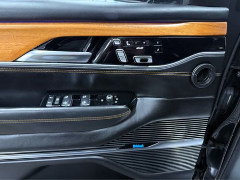 Used 2022 Jeep Grand Wagoneer Series III w/ Rear Seat Video Group 1 image 10