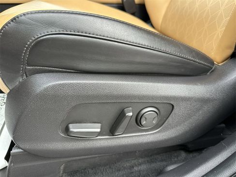 Used 2024 Kia Carnival EX image 12