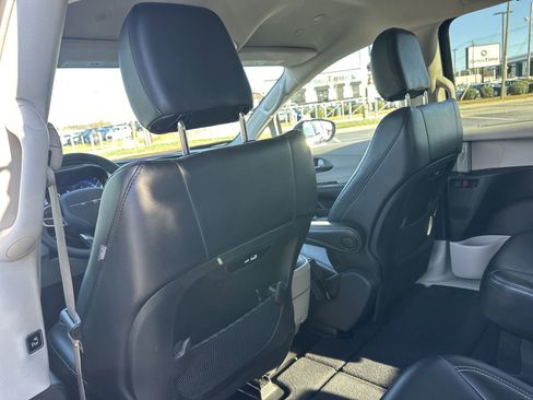 Used 2024 Chrysler Pacifica Touring-L image 17