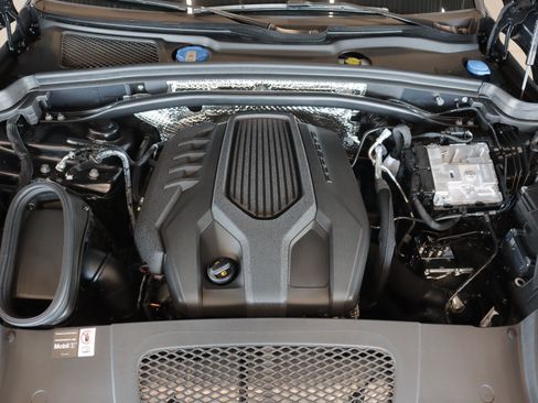 Certified 2026 Porsche Macan AWD/4WD image 28