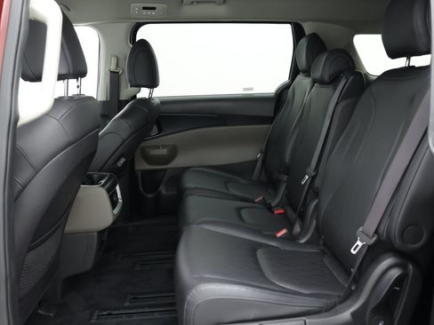Used 2025 Kia Carnival FWD image 26