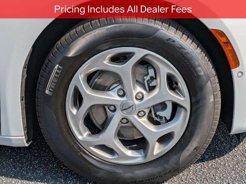 Used 2024 Chrysler Pacifica Limited w/ Uconnect Theater Family Group FWD image 11