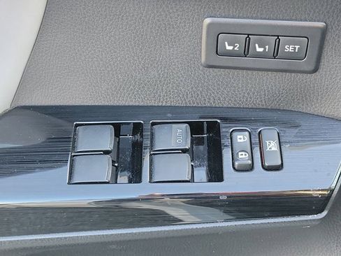 Used 2018 Toyota RAV4 Limited image 30